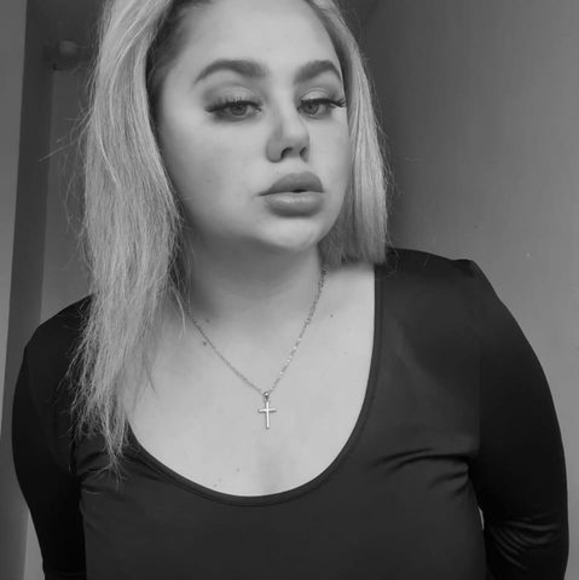 Meet your Posher, Courtney - Picture 1 of 1